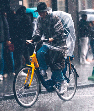 ▼雨の日の電動三輪車について ・雨の日の電動三輪車は視界が確保しづらい！